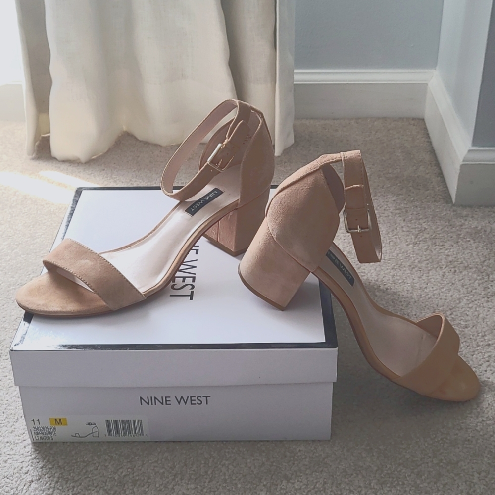 🌺 Nine West Natural Suede Block Heels